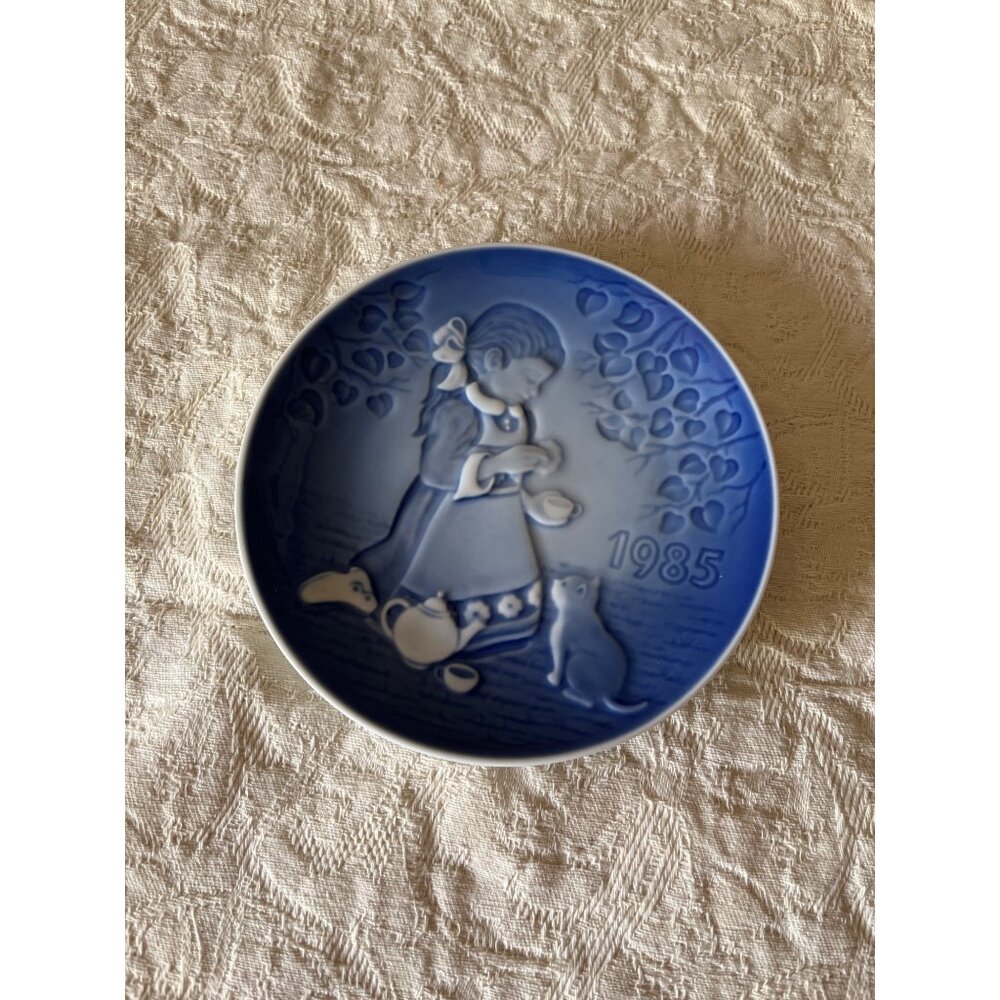 Bing & Grøndahl 1985 "The Magical Tea Party" Porcelain Denmark Blue & White Plat